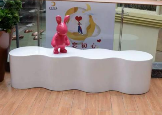 字母座椅商业空间中的沉默叙事者 字母座椅商业空间中的沉默叙事者